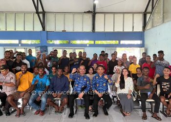 Foto bersama mahasiswa asal Papua bersama WR 1 Unhas, Prof drg Muhammad Ruslin PhD SpBM(K) dan Direktur Kemahasiswaan dan Penyiapan Karir Unhas, Abdullah Sanusi SE MBA PhD di Ramsis Unhas, Selasa (2/5). Dokumentasi pribadi