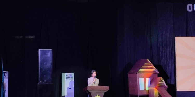 Sambutan Ketua Panitia, Agus, pada Humaniora Day 2023 bertempat di Baruga AP Pettarani Unhas, Minggu (7/5). IDENTITAS/Miftah Triya