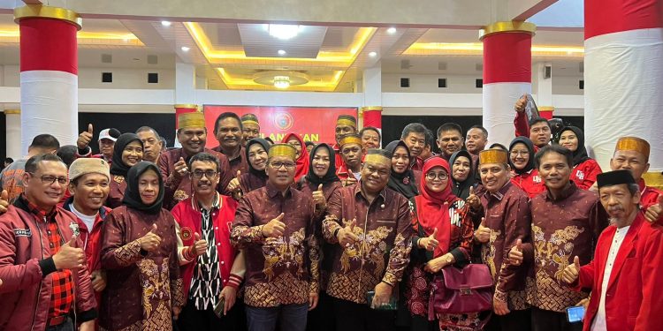 Foto bersama dalam kegiatan Pelantikan Pengurus Daerah IKA Unhas Kabupaten Bone di Watampone, Minggu (7/5). Dokumentasi pribadi