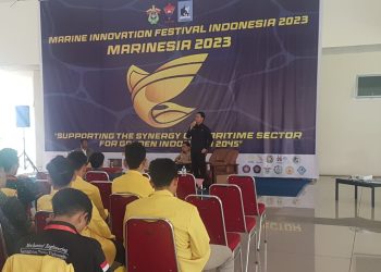 Proses penyampaian materi oleh Dosen Departemen Ilmu Kelautan Unhas, Hendra Kasim SKel MSi pada Seminar Kemaritiman OKSP FT Unhas di Plaza Ekspresi Student Center FT Unhas, Selasa (9/5). Dokumentasi pribadi.