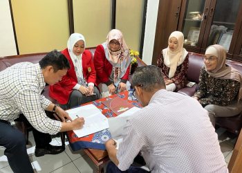 Prosesi serah terima jabatan lingkup Departemen Sastra Jepang Unhas di Ruang Kepala Departemen Sastra Jepang, Selasa (9/5). Dokumentasi panitia