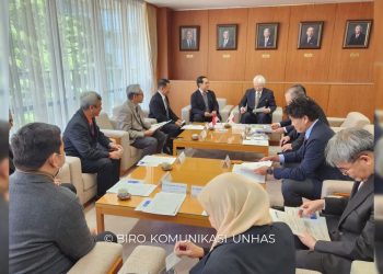 Rektor Unhas, Prof Dr Ir Jamaluddin Jompa MSc bersama rombongan berkunjung ke Universitas Toyama Jepang. Dokumentasi pribadi