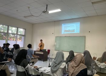Proses penyampaian materi pada Kelas Jurnalistik HMS FT Unhas oleh Risman Amala Fitra di Gedung Classroom, Senin (15/5). IDENTITAS/Ugi