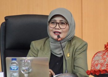 Pemaparan Materi oleh Wakil Rektor Bidang Sumber Daya Manusia, Alumni, dan Sistem Informasi Unhas, Prof Dr Farida Pattingi SH MHum pada Diskusi Publik, bertempat di Lantai 2 Ruang Senat Gedung Rektorat Unhas dan Live YouTube, Rabu (17/5). Dokumentasi pribadi.