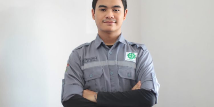 Peraih Juara Satu Lomba Esai Nasional Dies Natalis ke-30 Ikatan Mahasiswa Bahasa dan Sastra Daerah se-Indonesia, Samuel Apriadi Manullang. Dokumentasi pribadi