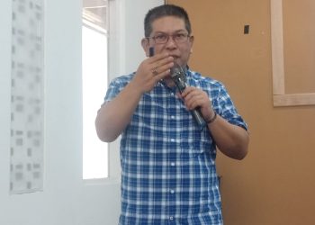 Pemaparan materi oleh Kepala Bidang Bina Pemerintahan Desa, H Andi Abbass Maskur SE MSi pada Dialog Administrasi bertempat di Warkop Al Fayyadh Kabupaten Maros, Sabtu (20/5). IDENTITAS/Zakia