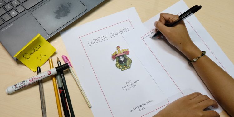 Esensi Laporan Praktikum Tulis Tangan