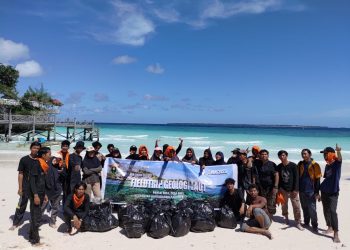 Adakan Field Trip Geologi Laut, Mahasiswa Teknik Geologi Unhas Lakukan Pembersihan Pantai