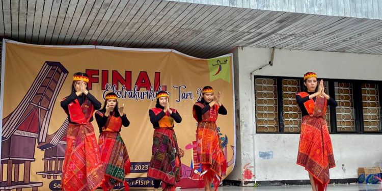Ekstrakurikuler Seni Tari FISIP Unhas Tampilkan 11 Tarian Tradisional