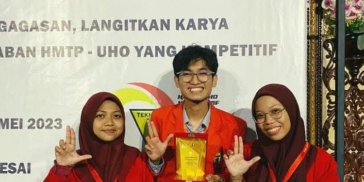 Delegasi Ledhak Unhas Sabet Juara 1 Kompetisi Debat Nasional Universitas Halu Oleo
