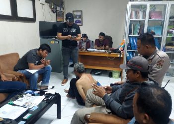 Interogasi pelaku pencuri motor di Unhas oleh pihak kepolisian dan Satpam. Sumber: IDENTITAS/Agif