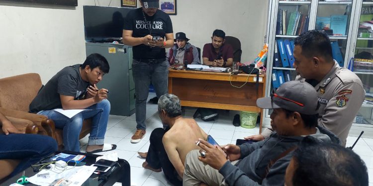 Interogasi pelaku pencuri motor di Unhas oleh pihak kepolisian dan Satpam. Sumber: IDENTITAS/Agif