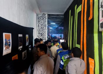 Satpam Unhas menyisir Sekretariat Lema FISIP Unhas. Sumber: IDENTITAS/Agif