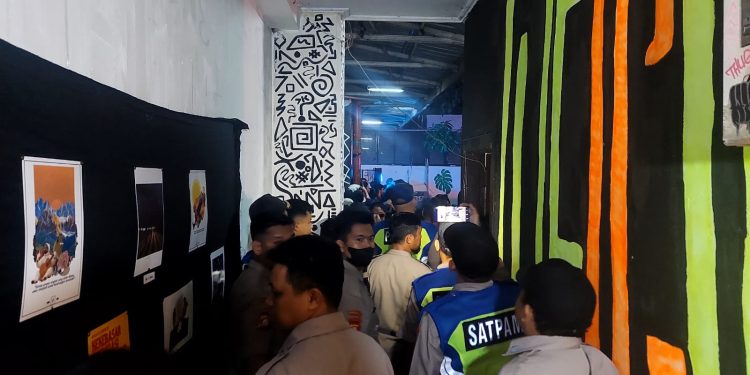 Satpam Unhas menyisir Sekretariat Lema FISIP Unhas. Sumber: IDENTITAS/Agif