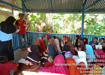 Kelas Literasi KKNT Desa Lassang Ajar Siswa SD Membaca 