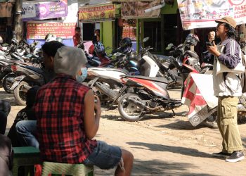 Penyampaian orasi dan puisi oleh mahasiswa dalam aksi menolak penggusuran pedagang kaki lima di Pintu Nol Unhas, Kamis (27/07). Sumber: IDENTITAS/Agif