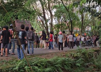 Bentrok antar FIKP dan Fapet di dekat Lapangan Serbaguna, Kamis (16/06). Sumber: IDENTITAS/Arf