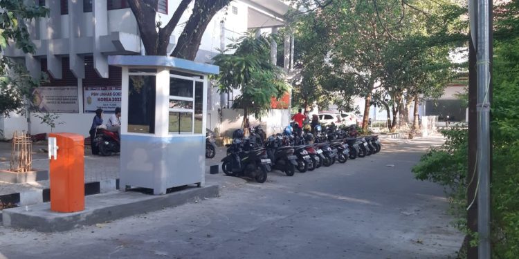 Pos parkir di ujung pintu keluar Gedung Olaraga (GOR) Unhas telah didirikan, Rabu (26/7). IDENTITAS/MYB