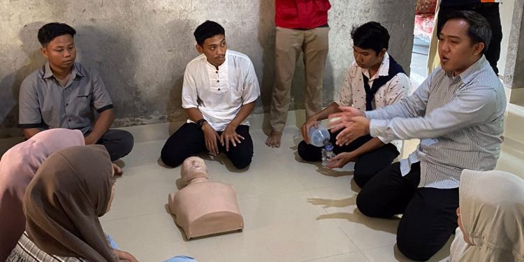 Kolaborasi TBF Sternum dan KKN Unhas Edukasi Warga Resusitasi Jantung Paru