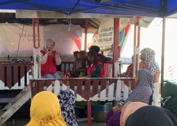 Mahasiswa KKNT Takalar 5 Ajak Masyarakat Kelola Limbah Botol Plastik Jadi Ecobrick