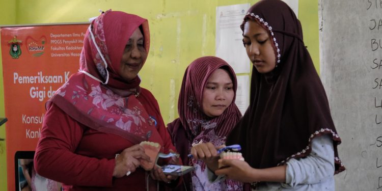 Tim FKG Unhas Edukasi Siswa Gigi Sehat dan Bersih di Pulau Kodingareng