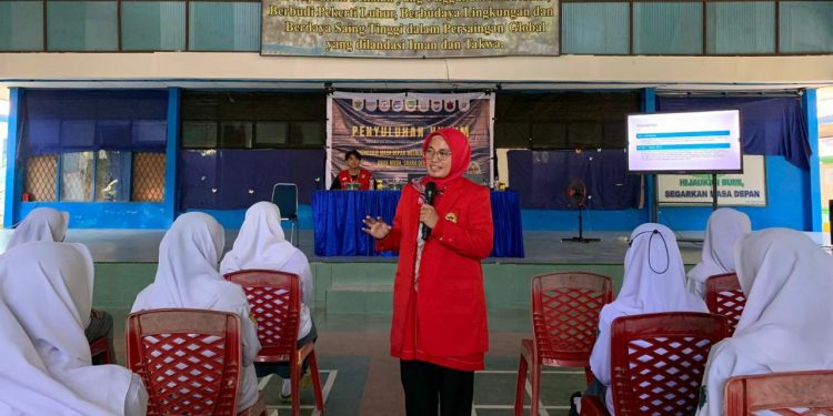 Program Kerja Kolaborasi Mahasiswa KKN Hukum Unhas Ajak Siswa Melek Demokrasi