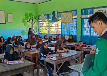 Tim PKM-PM Unhas Edukasi Siswa Budaya Gotong Royong melalui Permainan Sederhana