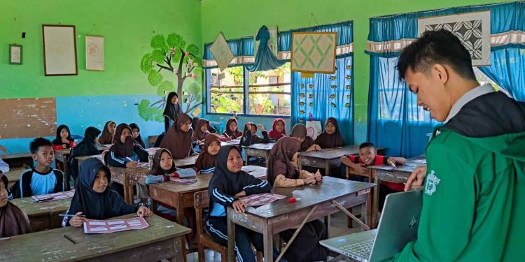 Tim PKM-PM Unhas Edukasi Siswa Budaya Gotong Royong melalui Permainan Sederhana