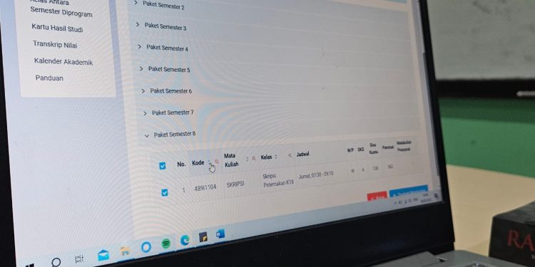 Mahasiswa sementara mengisi Kartu Rencana Studi di laman Neosia. Sumber: IDENTITAS/Arf