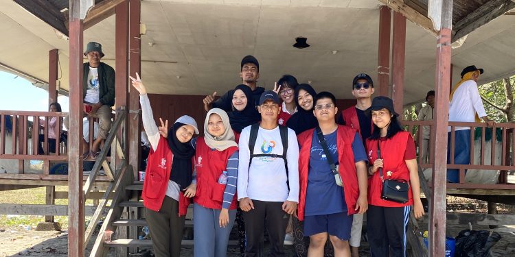 Kembalikan Objek Wisata Takalar, KKN-PK Unhas Berpartisipasi Sisir Pulau Sanrobengi