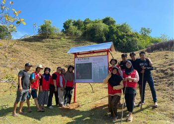 Mahasiswa KKNT Perhutanan Sosial Barru Pasang Papan Informasi di Kawasan HKm Dewatae