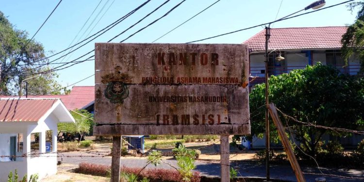 Papan kantor asrama mahasiswa (ramsis) Unhas. Sumber: IDENTITAS/DWA