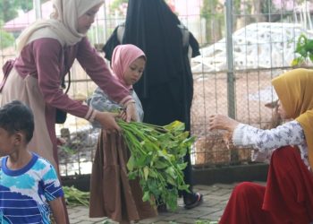 Penjual kangkung di Kadang Rusa Unhas. Sumber: IDENTITAS/ MTH