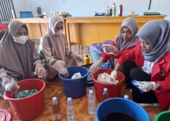 Tim Lorro Dalle Selenggarakan Sosialisasi Pengolahan Sampah untuk Kemandirian Desa