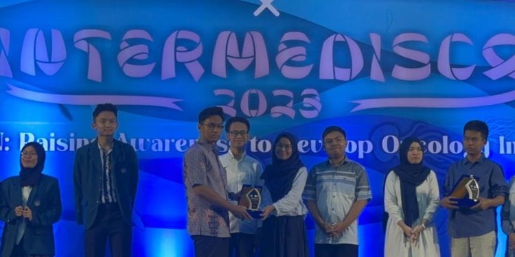Tim FK Unhas Raih Juara 2 Lomba Literature Review Tingkat Nasional