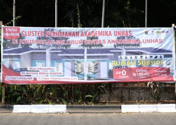 Spanduk cluster perumahan khusus sivitas akademika Unhas. Sumber: IDENTITAS/Otto Aditia