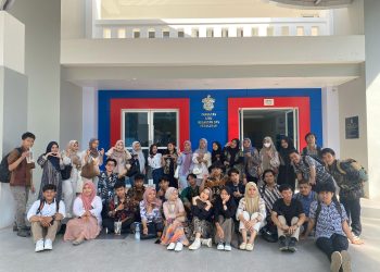 Sekumpulan mahasiswa di FIKP merayakan Hari Batik Nasional dengan memakai busana batik. Sumber: Istimewa