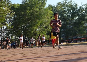 Seseorang nampak berolahraga di lintasan lari lapangan sepak bola Unhas. Sumber: IDENTITAS/Sapna