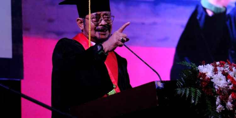 Syahrul Yasin Limpo (SYL) melakukan orasi ilmiah pada upacara dies natalis ke-66 Unhas di Baruga AP Pettarani, Sabtu (10/09/2022). Sumber: IDENTITAS/Agif