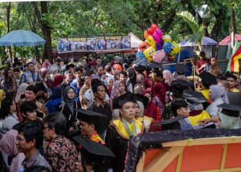 Momen di Balik Perayaan Wisuda