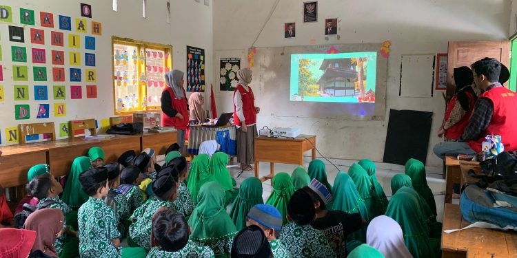 Mahasiswa KKN-T IPM Takalar Kenalkan Budaya Jepang untuk Siswa Sekolah Dasar