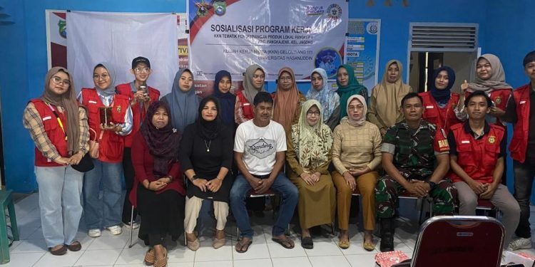 Mahasiswa KKNT Pangkep Sosialisasi Masyarakat Pembuatan Herbarium