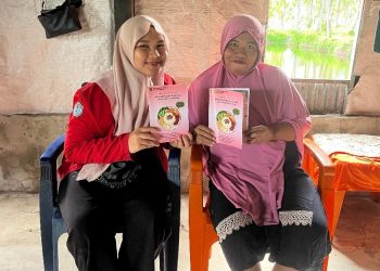Mahasiswa PBL FKM Bagikan Buku Saku Ibu Hamil untuk Cegah Stunting