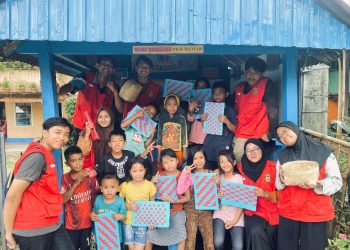 Dukung Produk Lokal, Mahasiswa KKNT Minasatene Latih Siswa Buat Anyaman