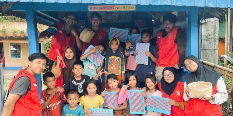 Dukung Produk Lokal, Mahasiswa KKNT Minasatene Latih Siswa Buat Anyaman