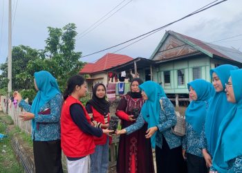Cegah Stunting, Mahasiswa KKN-T Sinjai Bagikan Bibit Tanaman Sayuran