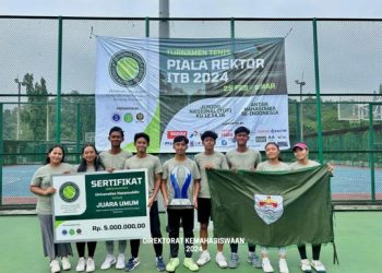 UKM Utilma berfoto setelah meraih juara umum dalam ajang Turnamen Tenis Piala Rektor ITB di Bandung, Kamis (29/02). Sumber: Dokumentasi Pribadi.