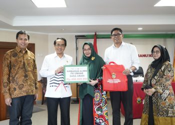 Alumni Fakultas Kedokteran Serahkan Dana Abadi ke Unhas Sebesar 400 Juta