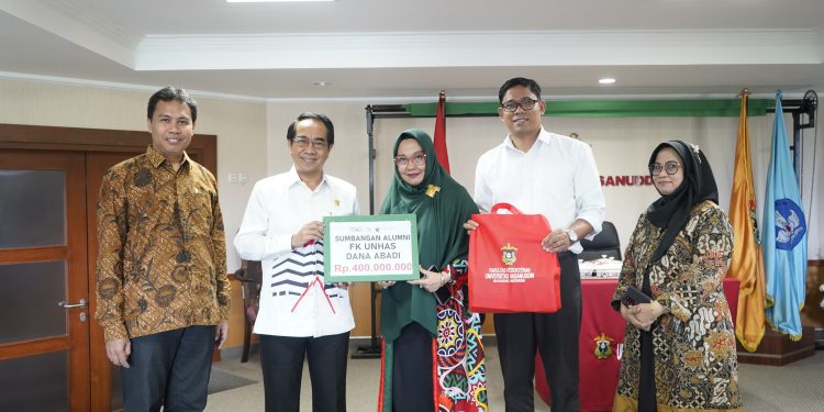 Alumni Fakultas Kedokteran Serahkan Dana Abadi ke Unhas Sebesar 400 Juta