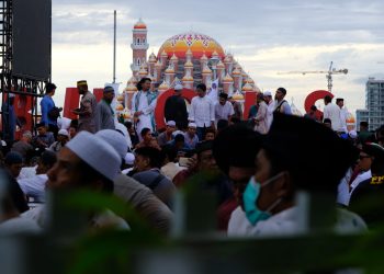Para peserta yang beraktivitas di depan Masjid 99 Kubah atau Masjid Asmaulhusna, Rabu (13/03).